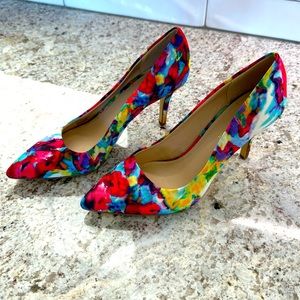 Woman’s 7 1/2 floral 3 inch heals